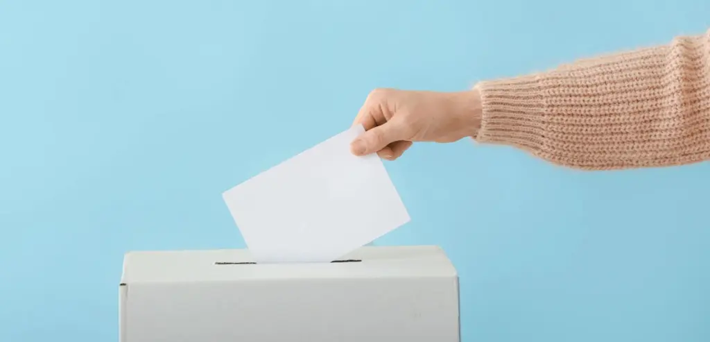 Photo d'une personne qui vote aux élections municipales 2025