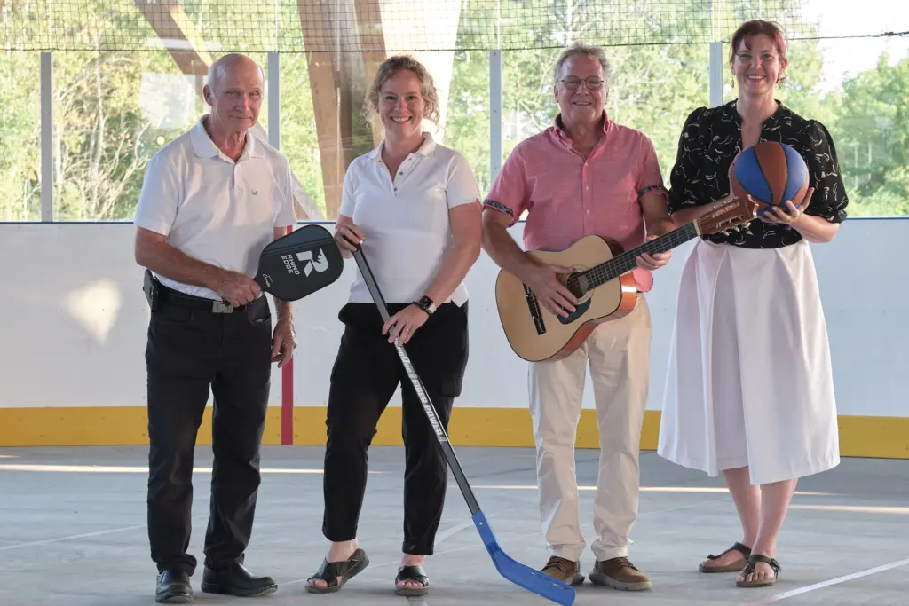 Photo : Mélanie Martineau
De gauche à droite, monsieur Réal Ryan, préfet suppléant de la MRC du Haut-Richelieu, madame Audrey Bogemans, députée d’Iberville à l’Assemblée nationale, monsieur Yves Barrette, maire de Saint-Alexandre, et madame Christine Normandin, députée de Saint-Jean à la Chambre des communes. Chacune et chacun tient un accessoire d’activité sportive ou culturelle pour symboliser toutes les possibilités qu’apporte la nouvelle surface multifonctionnelle couverte.